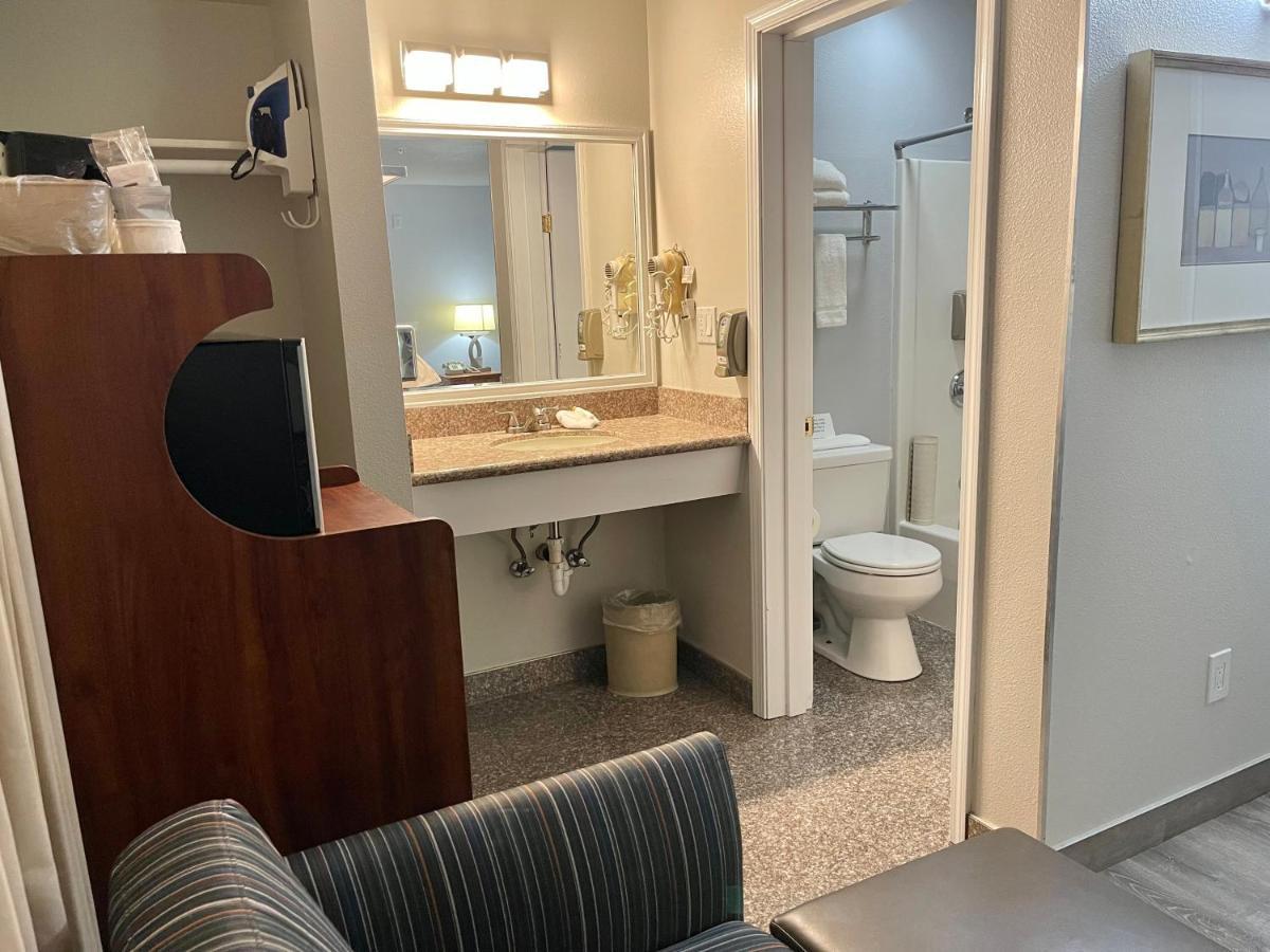 שורליין Americas Inn & Suite מראה חיצוני תמונה